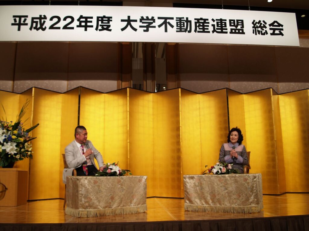 記念講演会講師の阿川泰子さん（右、神奈川県鎌倉市出身　ジャズシンガー）と猪俣淳（左）